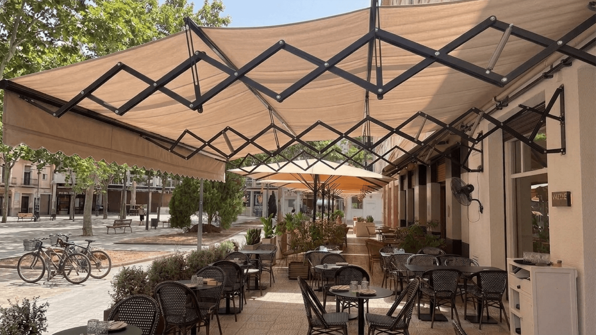 Terraza comercial con toldo Altamira instalado
